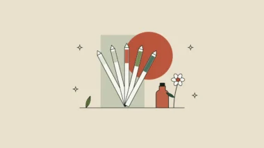 Abanico de tiras de papel para oler perfume junto a una flor y un pequeño frasco de esencia