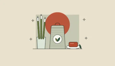 Vaso con cepillos de bambú, bolsa de tela con una hoja y una pastilla de jabón sólido sobre un plato.