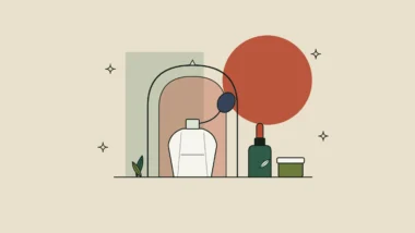 Ilustración de un perfumero con pera bajo un arco colonial, junto a un cuentagotas y un tarro, sobre fondo arena