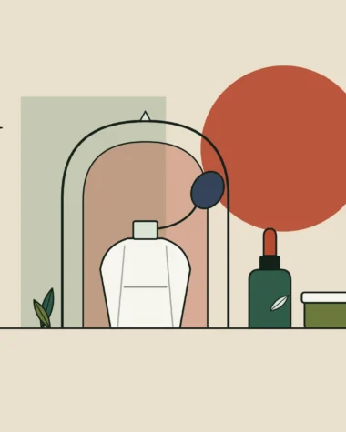 Ilustración de un perfumero con pera bajo un arco colonial, junto a un cuentagotas y un tarro, sobre fondo arena
