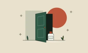 Ilustración de una puerta entreabierta con un frasco en el umbral, sobre fondo arena