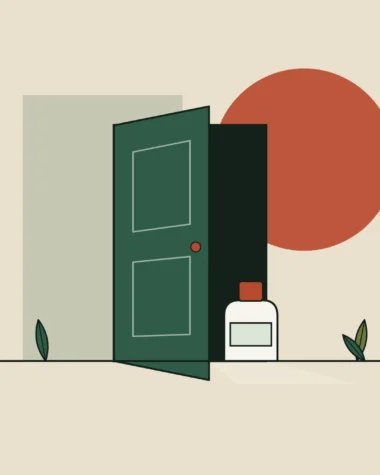 Ilustración de una puerta entreabierta con un frasco en el umbral, sobre fondo arena