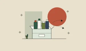 Ilustración de una caja abierta con frascos de cosmética y flechas que salen hacia fuera, sobre fondo arena