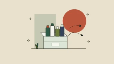 Ilustración de una caja abierta con frascos de cosmética y flechas que salen hacia fuera, sobre fondo arena