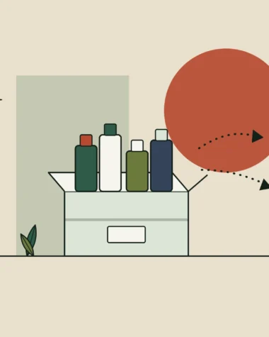 Ilustración de una caja abierta con frascos de cosmética y flechas que salen hacia fuera, sobre fondo arena
