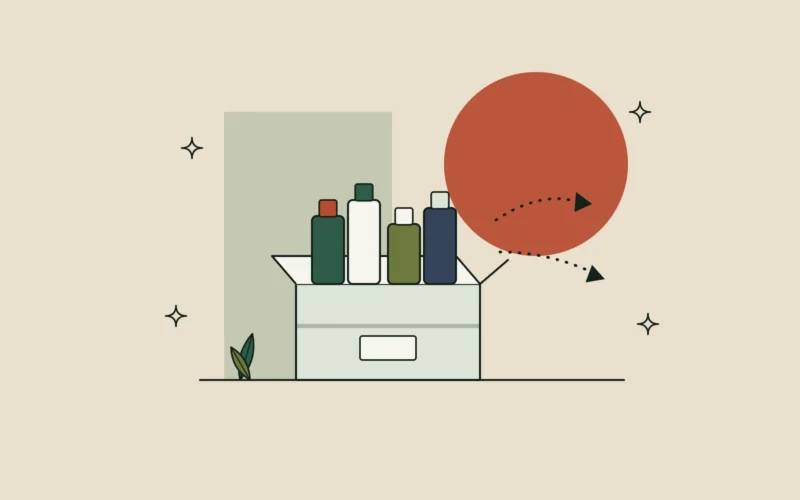 Ilustración de una caja abierta con frascos de cosmética y flechas que salen hacia fuera, sobre fondo arena