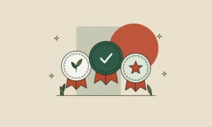 Tres medallas de certificación con cinta: una con una hoja, otra con una marca de verificación y otra con una estrella