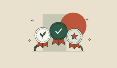 Tres medallas de certificación con cinta: una con una hoja, otra con una marca de verificación y otra con una estrella