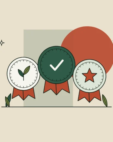 Tres medallas de certificación con cinta: una con una hoja, otra con una marca de verificación y otra con una estrella