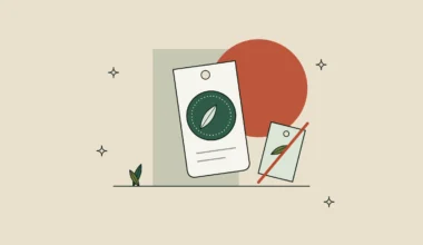 Ilustración de una etiqueta con un sello de hoja junto a otra etiqueta tachada, sobre fondo arena