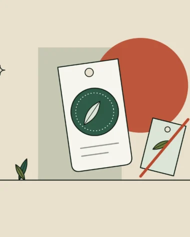 Ilustración de una etiqueta con un sello de hoja junto a otra etiqueta tachada, sobre fondo arena