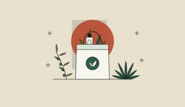 Bolsa de tienda con un frasco de sérum entre un olivo español y un agave mexicano.