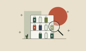Ilustración de una estantería con frascos de ingredientes, algunos con sello de verificación, y una lupa, sobre fondo arena