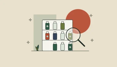 Ilustración de una estantería con frascos de ingredientes, algunos con sello de verificación, y una lupa, sobre fondo arena