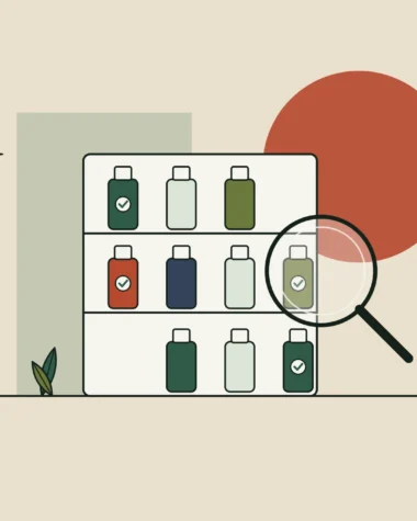 Ilustración de una estantería con frascos de ingredientes, algunos con sello de verificación, y una lupa, sobre fondo arena