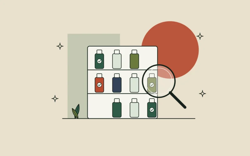 Ilustración de una estantería con frascos de ingredientes, algunos con sello de verificación, y una lupa, sobre fondo arena