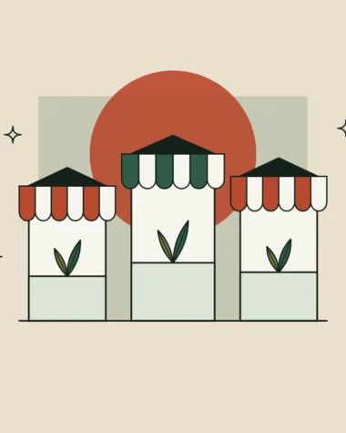 Tres puestos de feria con toldos a rayas y una planta en cada mostrador.