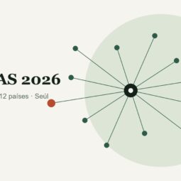 Ilustración de una red de doce nodos conectados a un punto central, junto al texto GCORAS 2026.