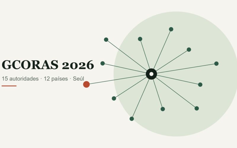 Ilustración de una red de doce nodos conectados a un punto central, junto al texto GCORAS 2026.