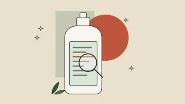 Envase de champú con la etiqueta de ingredientes y una lupa sobre uno de ellos