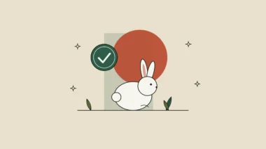 Conejo blanco junto a un sello verde con una marca de verificación.