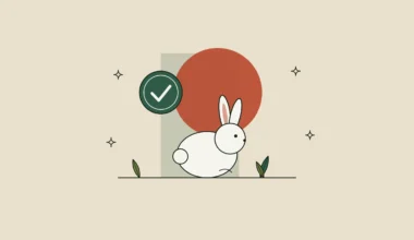 Conejo blanco junto a un sello verde con una marca de verificación.