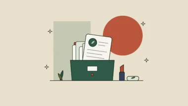 Ilustración de un fichero verde con fichas de marcas, una con sello de hoja, junto a un pintalabios y una pastilla de jabón