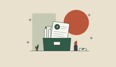Ilustración de un fichero verde con fichas de marcas, una con sello de hoja, junto a un pintalabios y una pastilla de jabón
