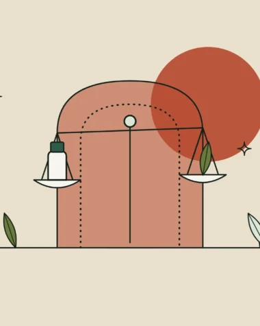 Ilustración de una balanza con un frasco de cosmético ante un arco de puerta sobre fondo arena.