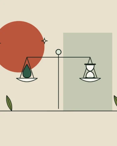 Ilustración de una balanza con una gota en un platillo y un reloj de arena en el otro, sobre fondo arena.