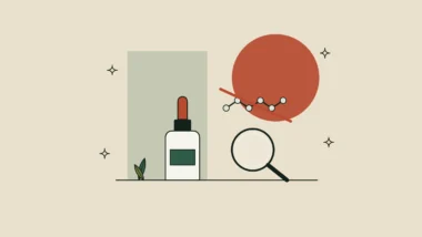 Ilustración de un frasco cuentagotas, una lupa y una cadena molecular tachada, sobre fondo arena