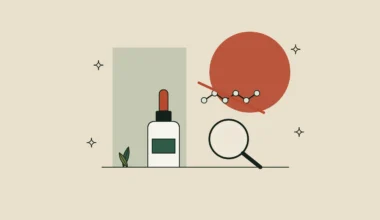 Ilustración de un frasco cuentagotas, una lupa y una cadena molecular tachada, sobre fondo arena
