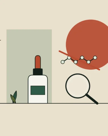 Ilustración de un frasco cuentagotas, una lupa y una cadena molecular tachada, sobre fondo arena
