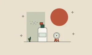 Ilustración de un frasco en espray con bruma y una escarapela de premio, sobre fondo arena