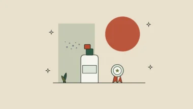 Ilustración de un frasco en espray con bruma y una escarapela de premio, sobre fondo arena