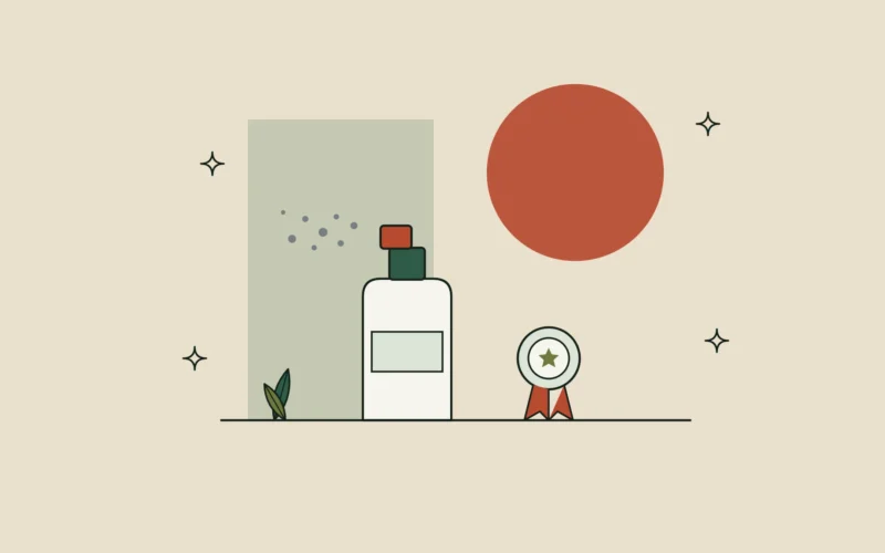 Ilustración de un frasco en espray con bruma y una escarapela de premio, sobre fondo arena
